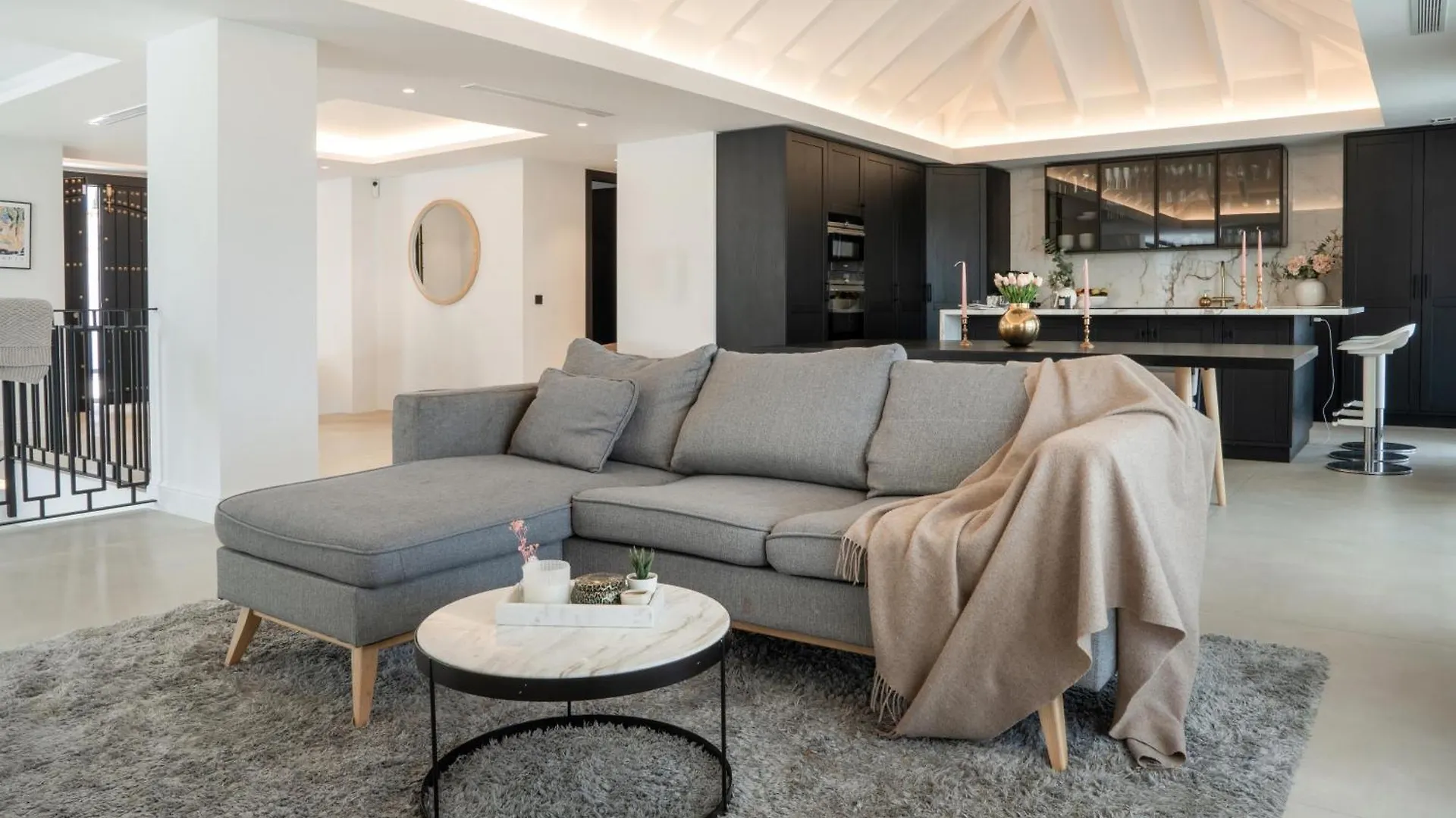 Exquisite 5 Bdrm Luxury Villa W Gym, Bbq, And Pool Marbella Apartament
